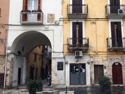 La splendida chiesa romanica vede aprirsi alla sua destra  l�arco della Neve sotto il quale si vendeva il ghiaccio tra il Settecento e l�Ottocento